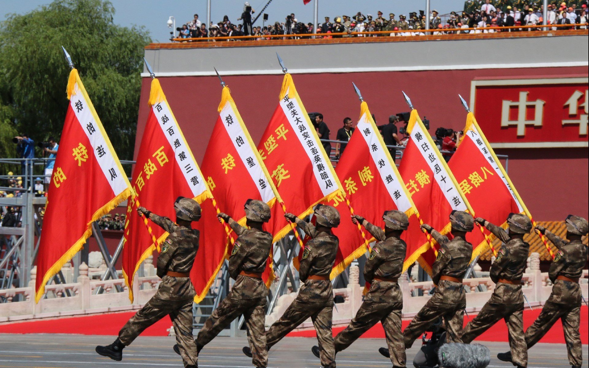 德甲狂战，比分4-3，比赛中明星前锋两球，关键数据：角球12个，传球成功率85%